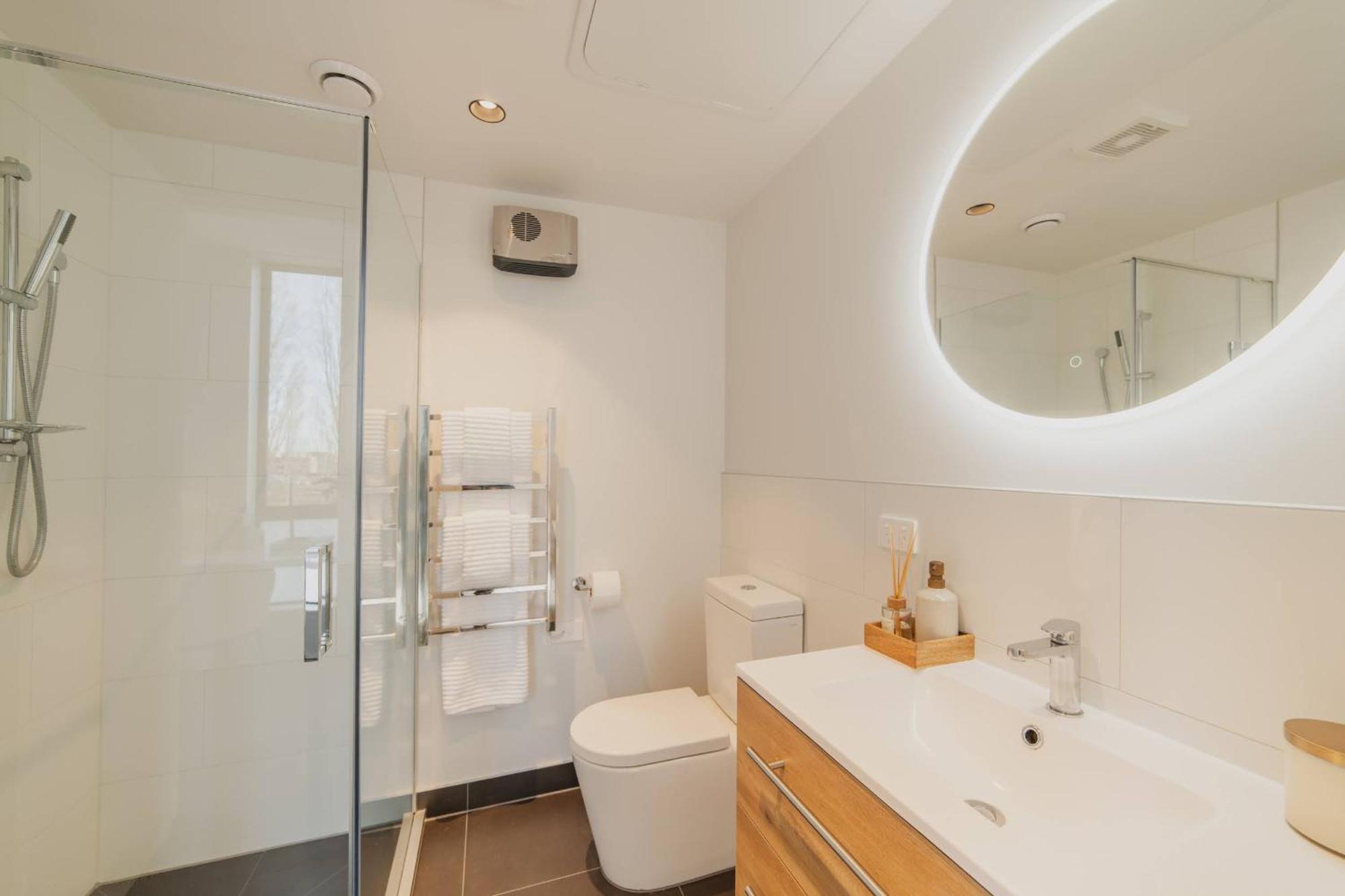 Chic And Contemporary Living At Cambridge Terrace Villa ไครสต์เชิร์ช ภายนอก รูปภาพ